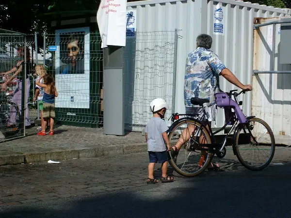 Folks at a festival. Photo: Stefan Stenudd.