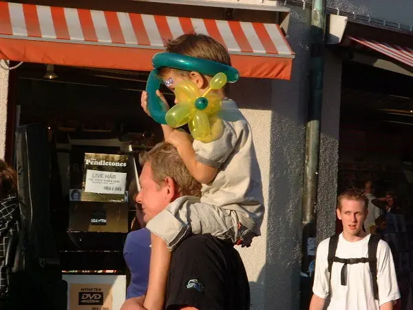 Folks at a festival. Photo: Stefan Stenudd.