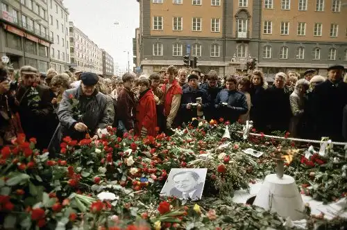 Swedish citizens put flowers on the street, where Olof Palme was shot.